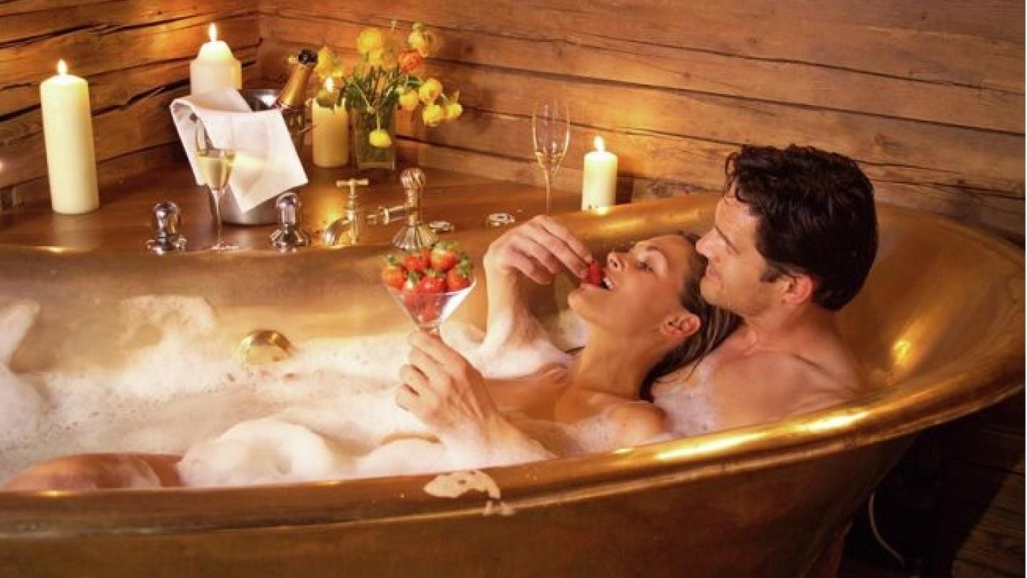 Кудрявая жена Krissy Lynn мастурбирует киску в ванной в ожидании мужа - секс порно видео