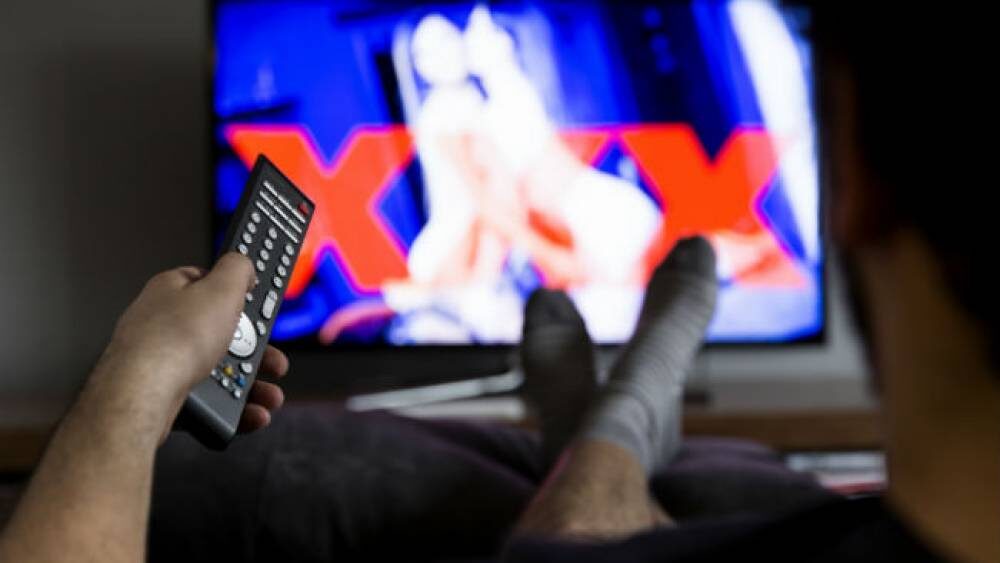 ¿QUE PENSARA ELLA SI PONGO EL CANAL PORNO?