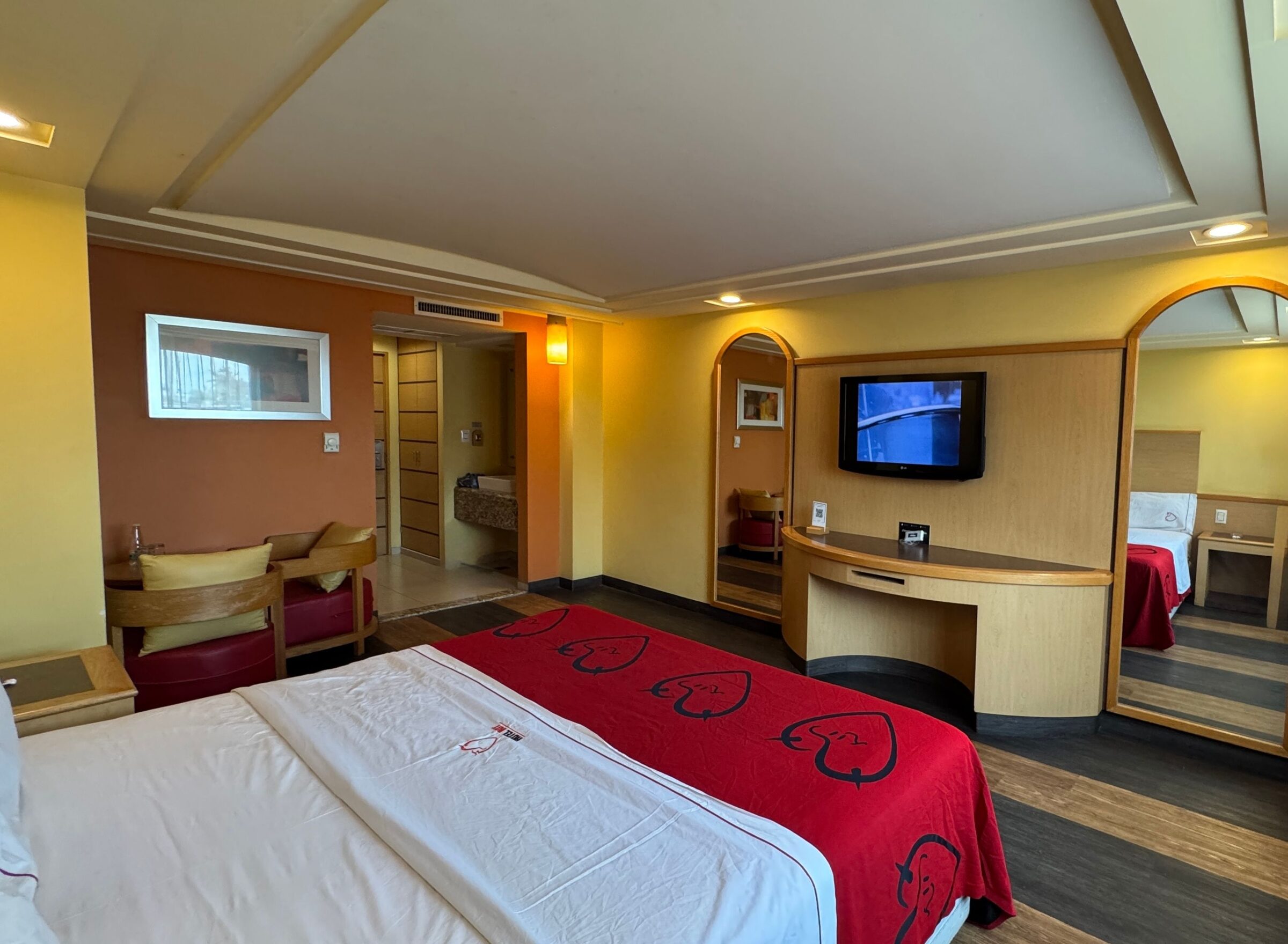 Habitación de motel con cama y televisión.