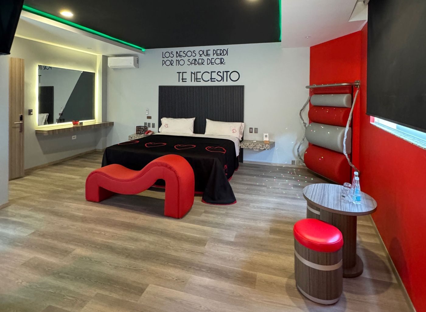 Habitación de motel con diferentes aparatos diseñados para promover el placer sexual