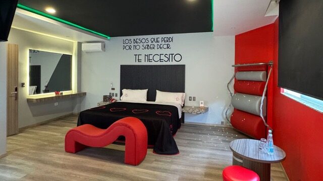 Una habitación moderna de motel