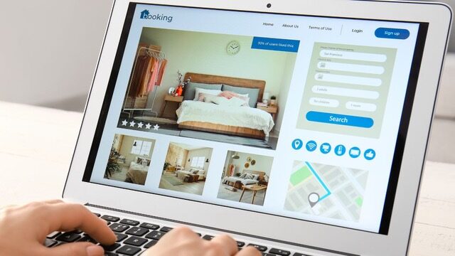 Habitación de motel que está siendo reservada desde una computadora.