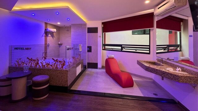 Habitación de motel con potro del amor en la CDMX