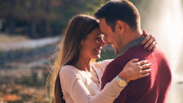Pareja feliz haciendo actividades para fortalecer la relación