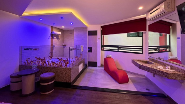 Habitación de autohotel con tonos morados