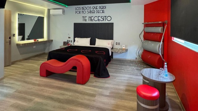 Una villa de motel, con colores rojos, grises y negros