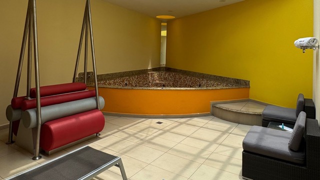 Habitación de motel con un columpio y un jacuzzi 