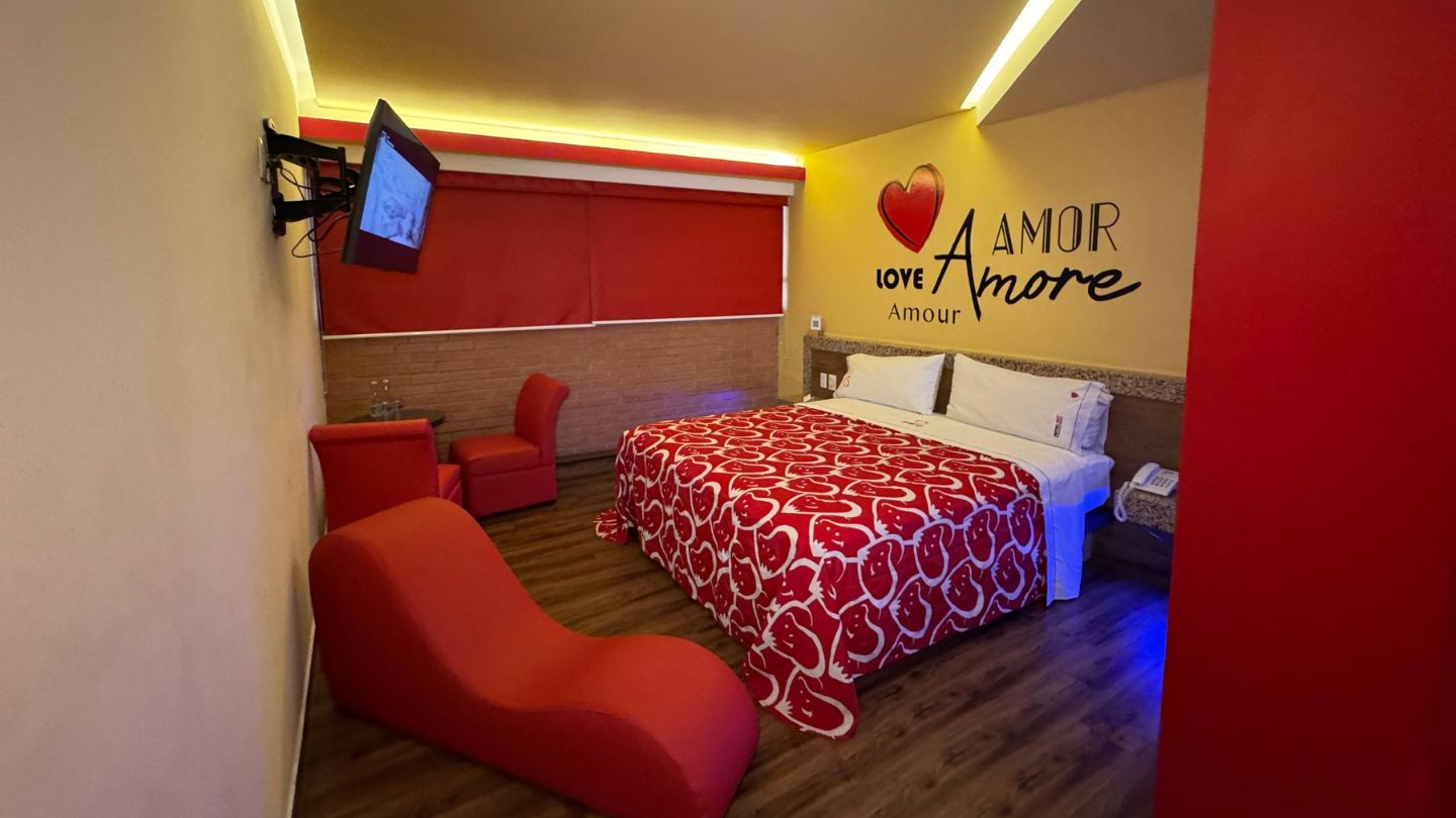 Cama, baño y televisión, es lo básico que suele incluir una habitación de motel. 