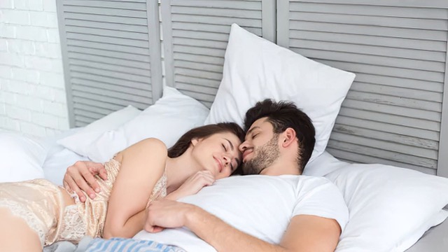 Pareja durmiendo juntos