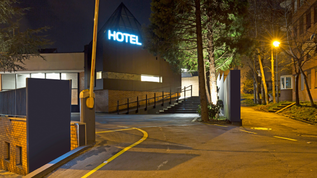 Entrada de un motel, con la luz encendida y poca luz