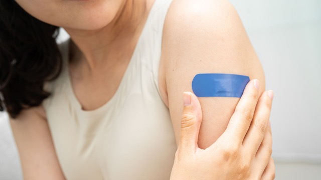 Mujer que ha sido vacunada contra el VPH