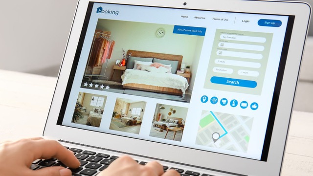 Persona reservando un motel desde su computadora.