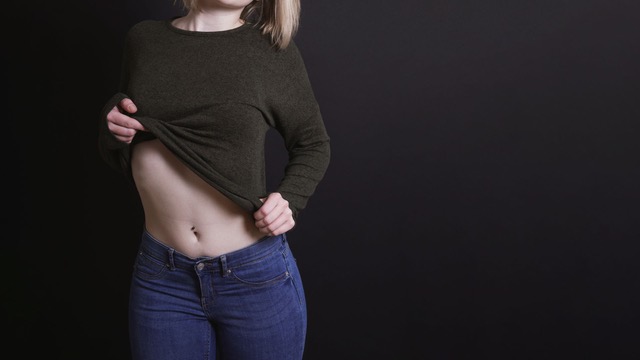 Mujer jugando stripteese por puntos, un juego erótico muy picante