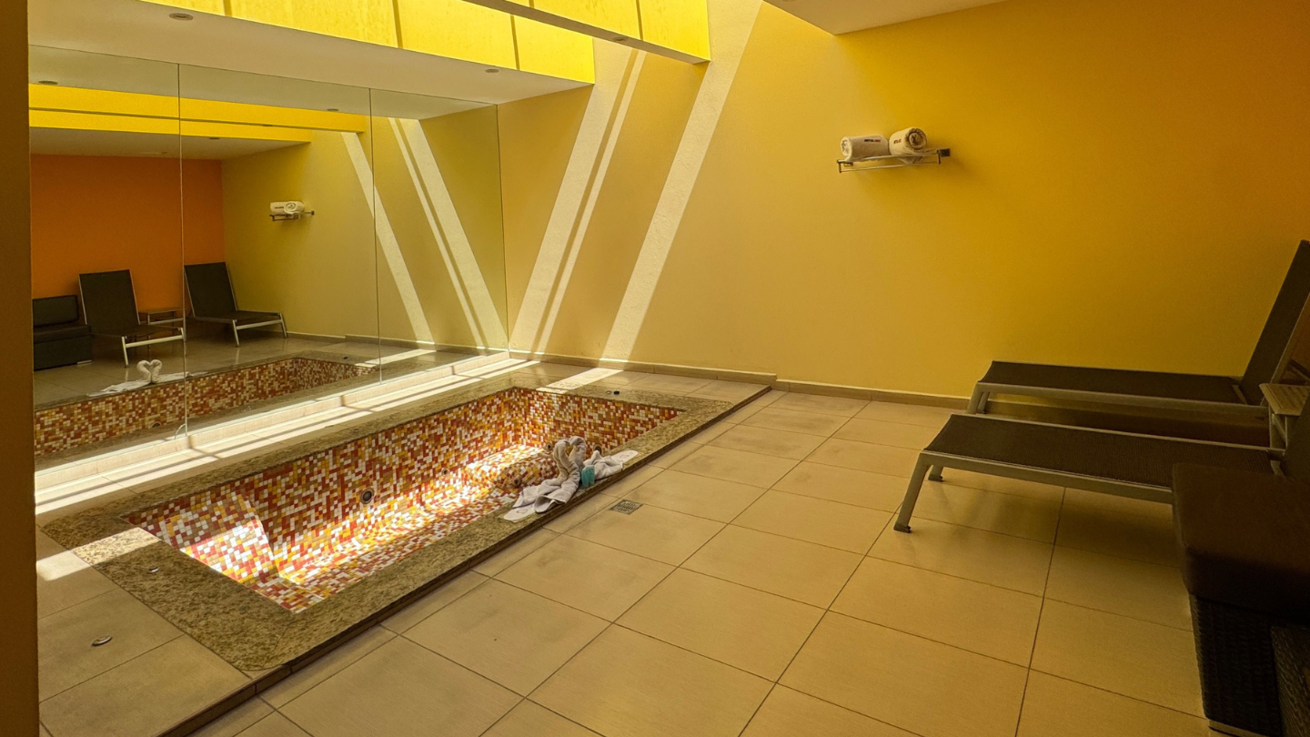 Jacuzzi de una habitación de motel para citas discretas en CDMX