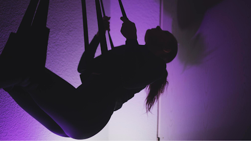 Mujer en columpio sexual