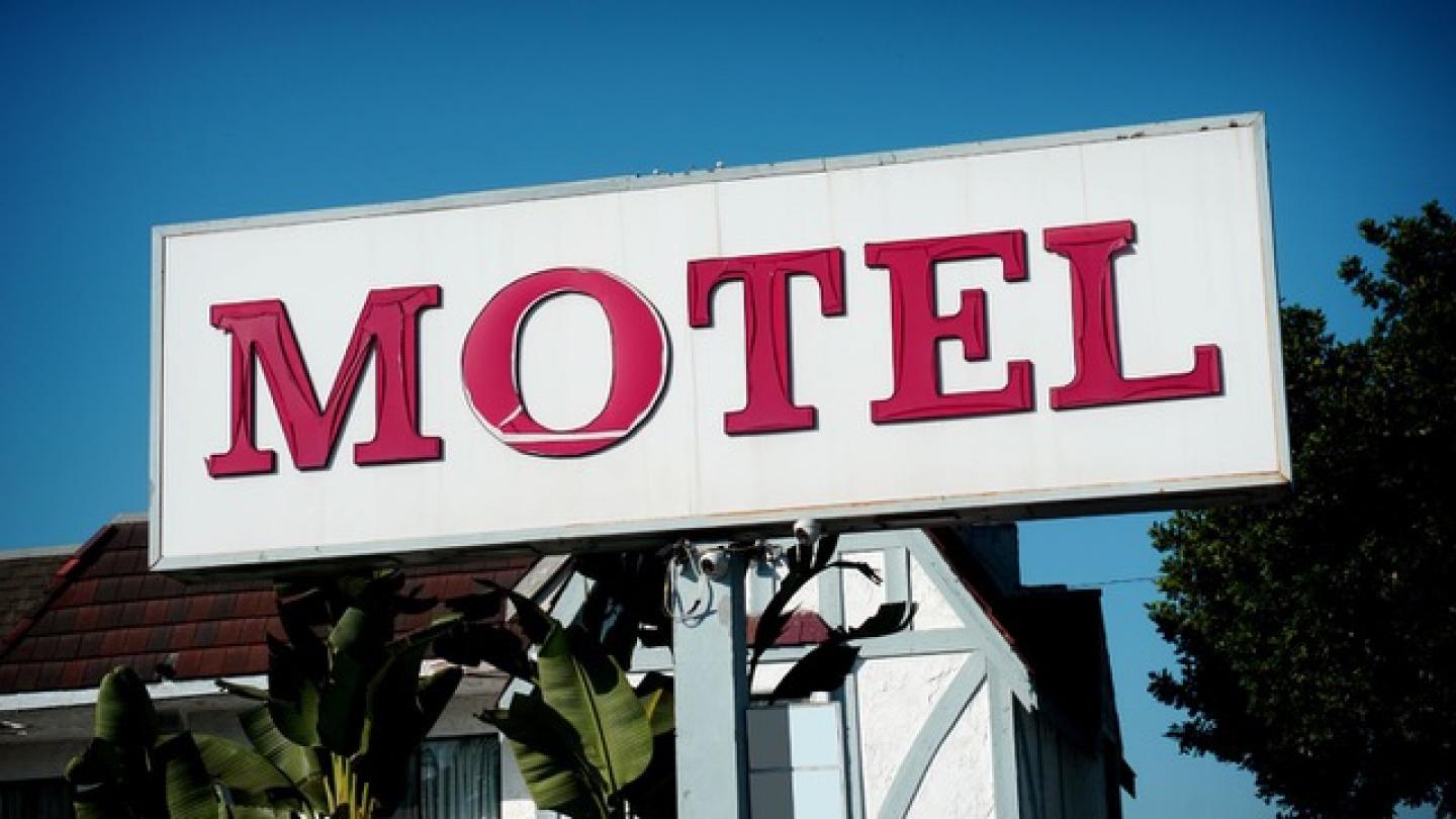 Cartel de motel en letras rojas