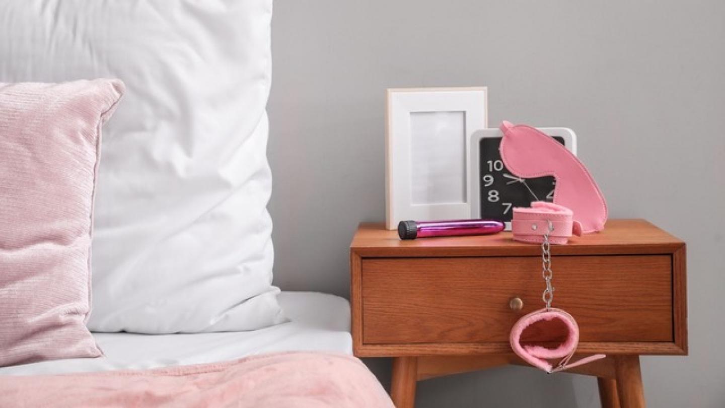 Habitación temática rosa con juguetes sexuales.