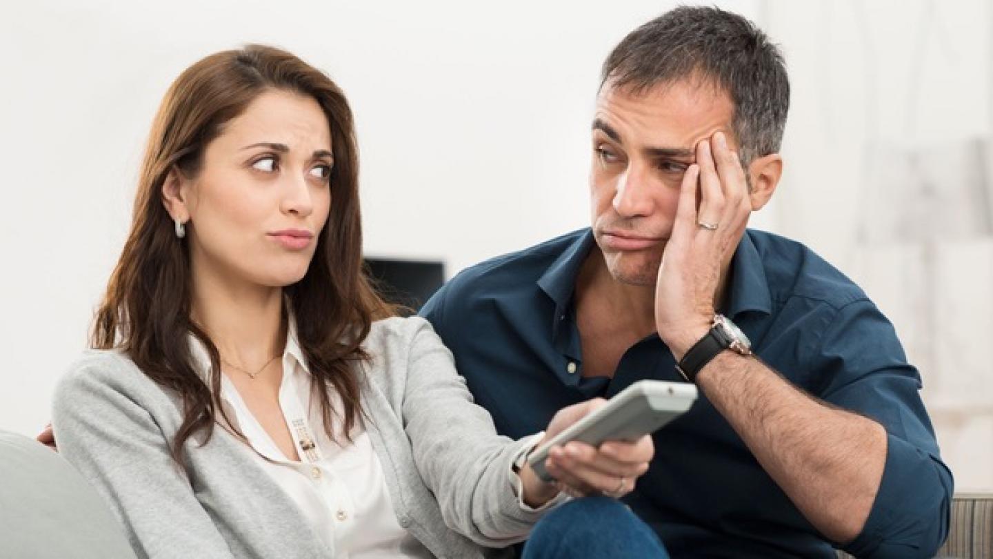 Pareja aburrida porque están con sus celulares.